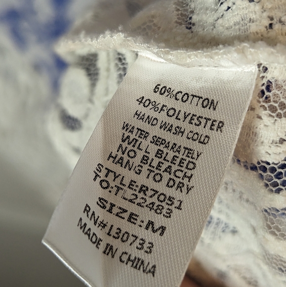 Umgee blue and white print peasant boho blouse with lace sleeves size medium - Picture 4 of 11